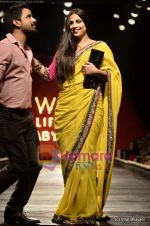 Vidya Balan at Sabyasachi show on Wills Lifestyle India Fashion Week 2011-Day 5 in Delhi on 10th April 2011 (37).JPG